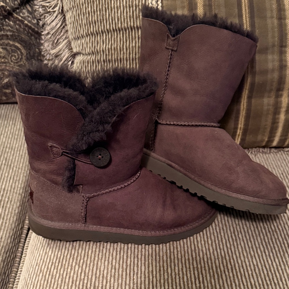 Ladies K Bailey Button Style UGG Boots ( Box Included) Sz  4